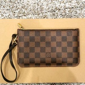 Louis Vuitton Neverfull Pouch Monogram.